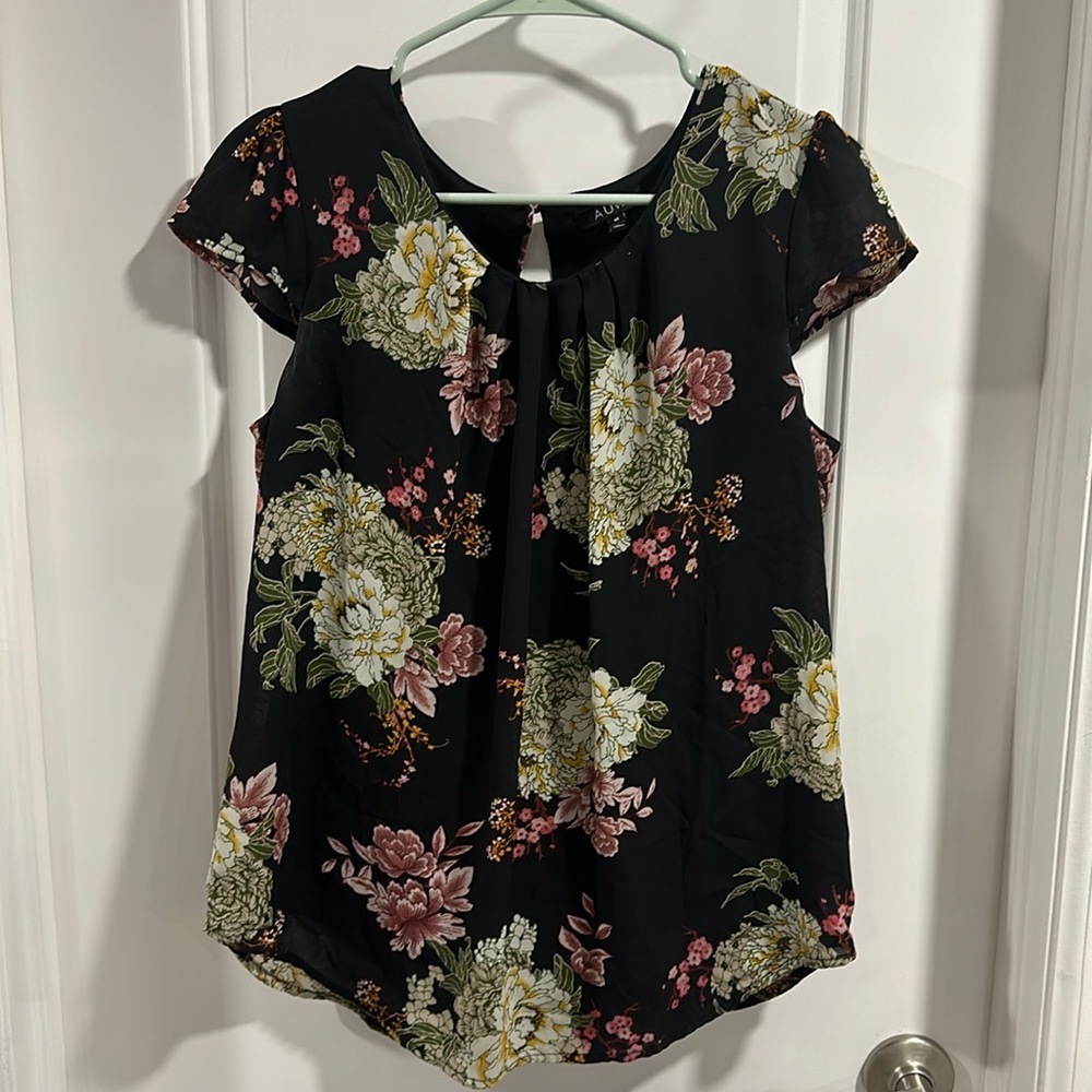 AUW Floral Scoop-neck Top with Keyhole Back Size Medium - Picture 1 of 6